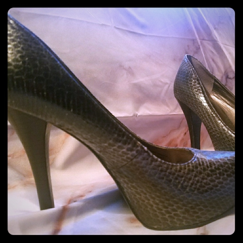 Black, sassy snakeskin heels 🐍
